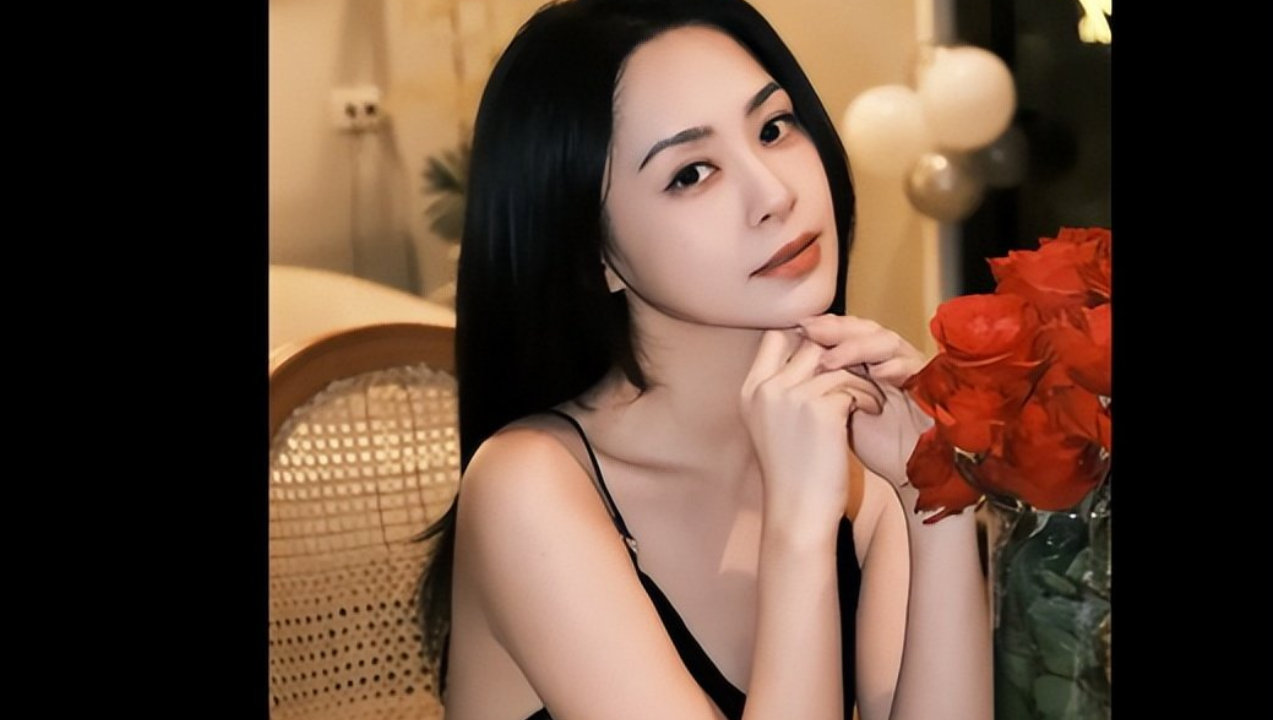 阿娇迎来45岁生日，鲜花蛋糕超抢眼，幸福感十足！