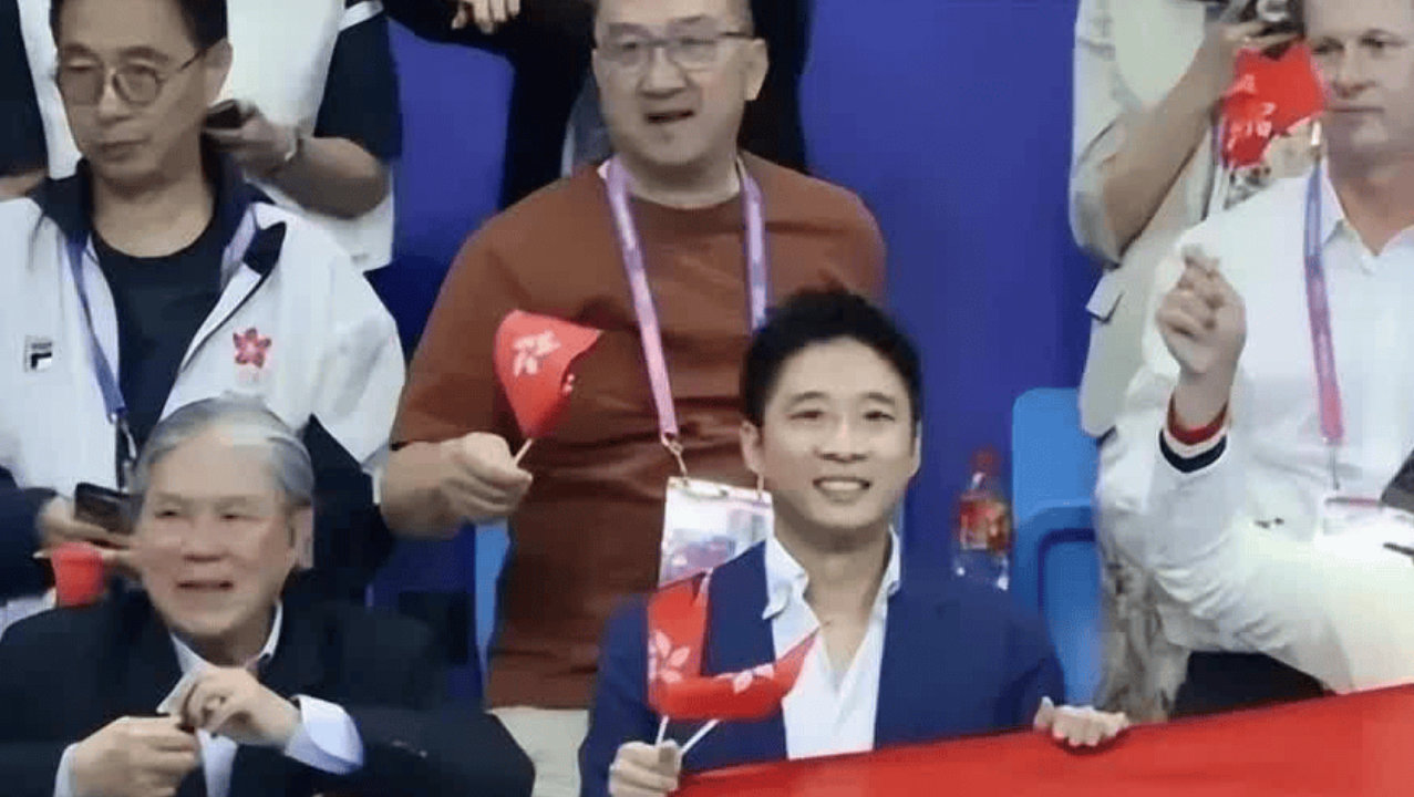 霍启山：嫂子，我喜欢这个！郭晶晶：等着，嫂子给你要微信去！