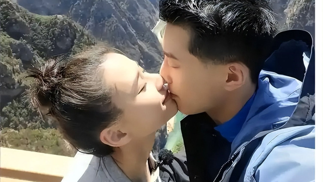 窦骁何超莲一起出席活动，郎才女貌，幸福感十足！