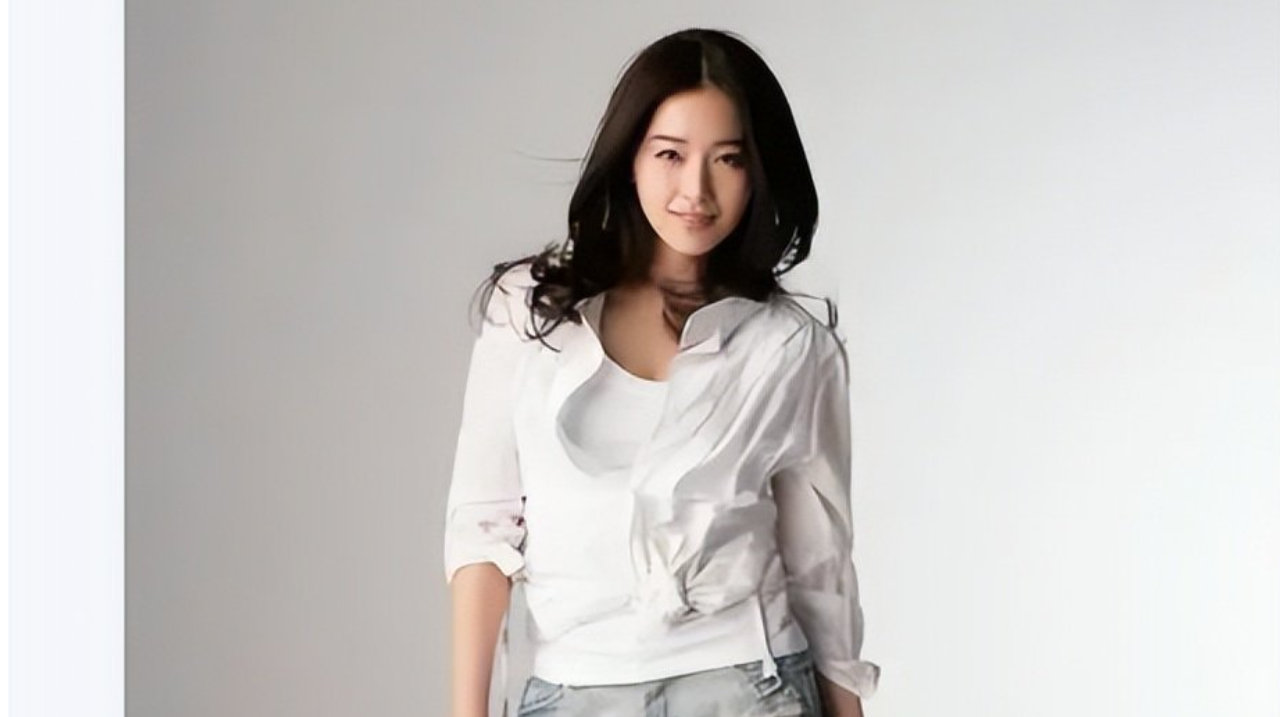 阚清子白衬衫黑色长裙，宛如职场白领，气质不凡！