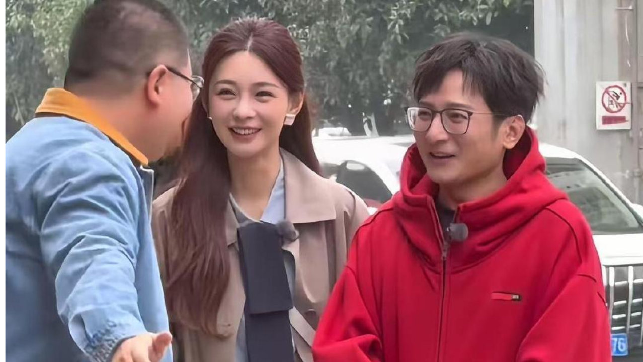 长沙面馆偶遇明星,沈梦辰白嫩似少女，李维嘉穿红衣发福认不出！