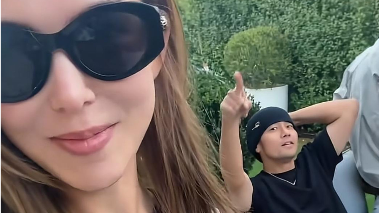 昆凌入驻抖音48小时,周杰伦露大腿被晒成“黑白腿”！