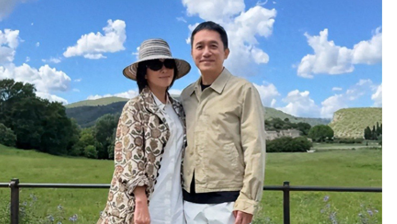 夫妻合体，刘嘉玲梁朝伟风衣亮相，幸福感十足！