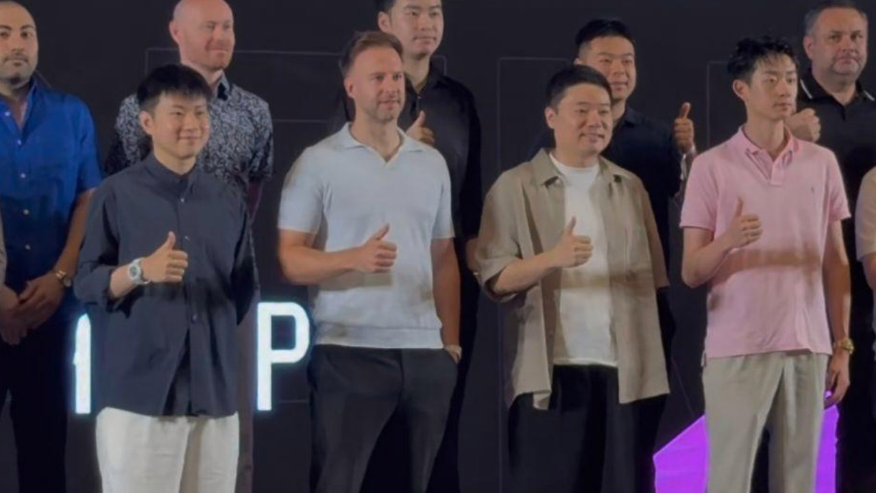 斯诺克武汉赛合影：丁俊晖与特鲁姆普互让C位，赵心童竖起大拇指