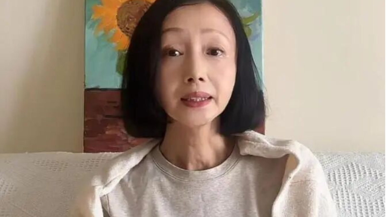 不再隐忍！曾与小7岁保剑锋相恋的黄慧颐，如今57岁公开分手内幕