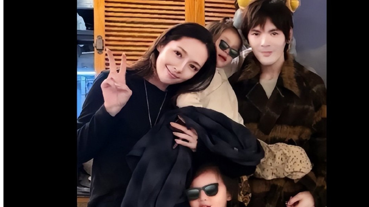 郭碧婷向佐一家赏花，姐弟俩很温馨，幸福感十足！