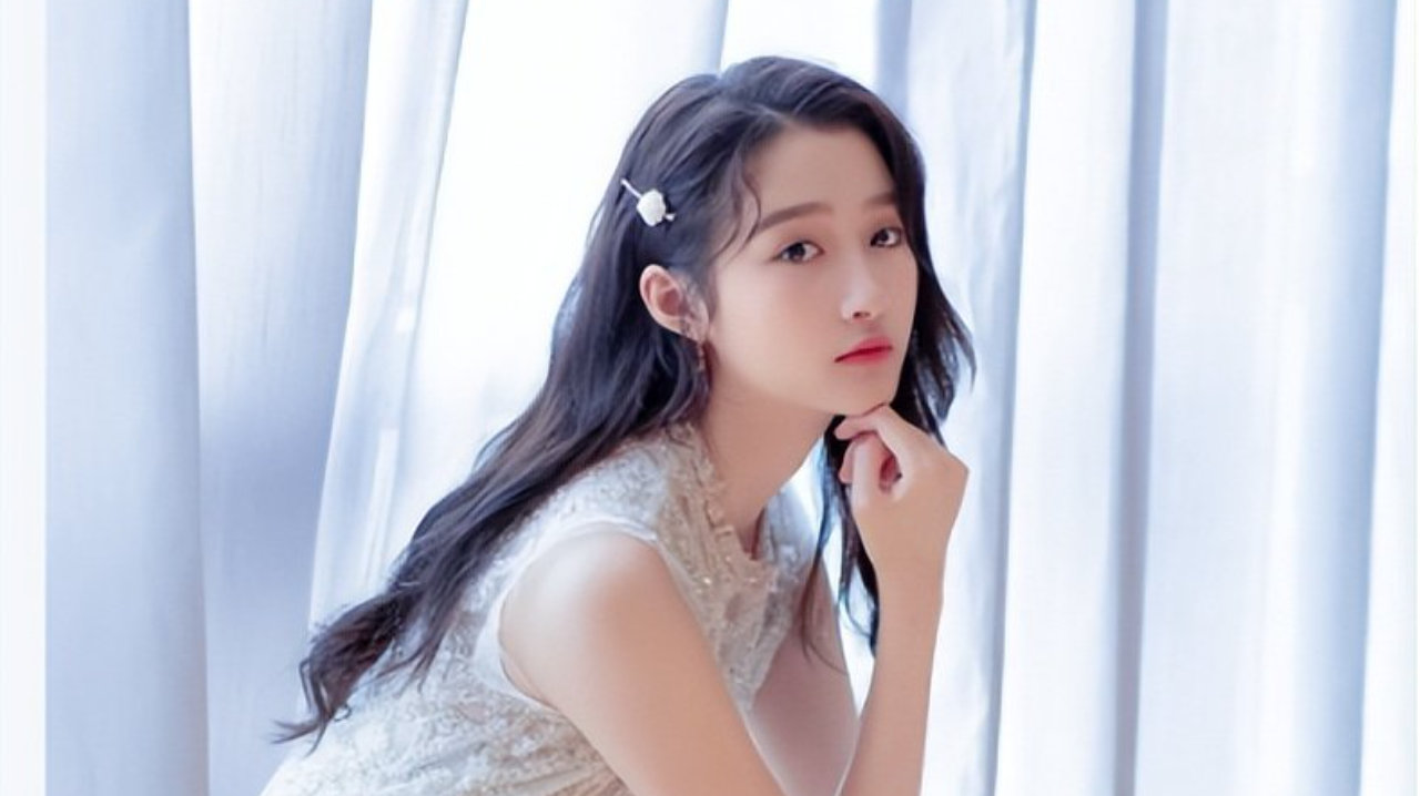 关晓彤红色针织衫，搭配白色运动裤，清新脱俗！