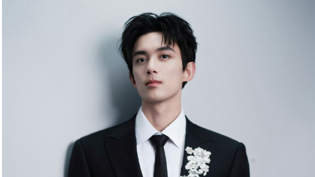 吴磊网络视听盛典：墨色珠花间，是少年长成的矜贵锋芒