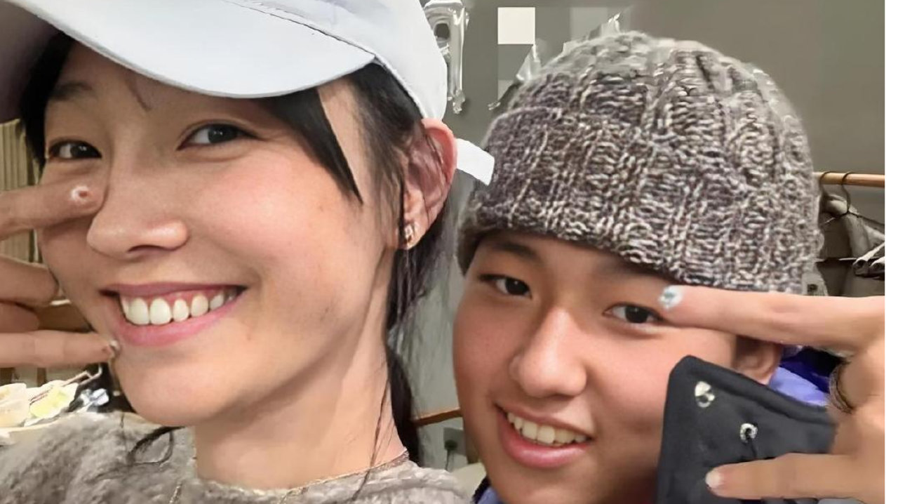 44岁白百何晒18岁儿子正面照同款黑色美甲，气质有点像爸爸陈羽凡！
