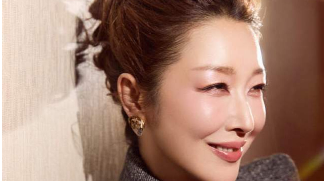 53岁孙悦元宵晚会不慎摔倒，未播画面曝光，走路微抖被伴舞架下台