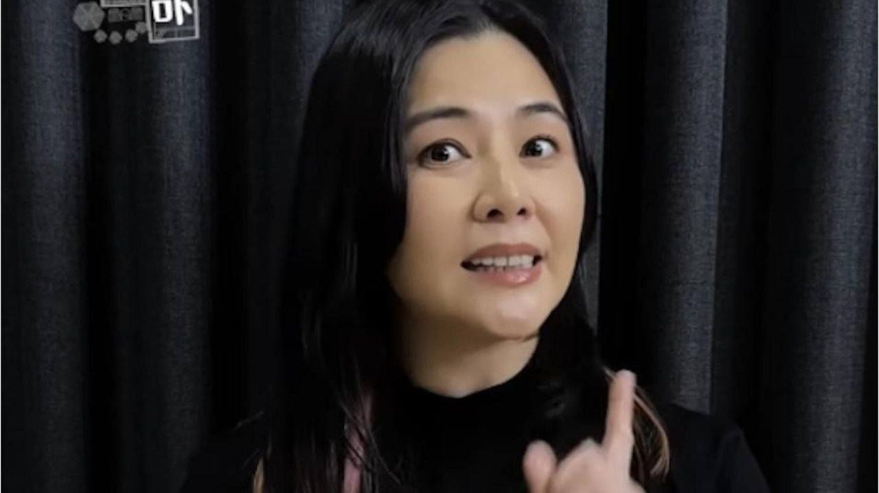 52岁蒙嘉慧回香港现身街头，如今瘦身成功身材好苗条