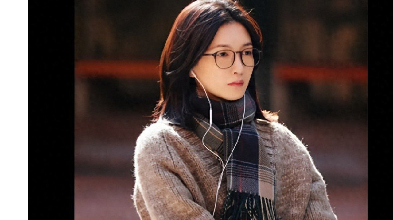 江疏影黑框眼镜，搭配灰色围巾，文艺范十足！