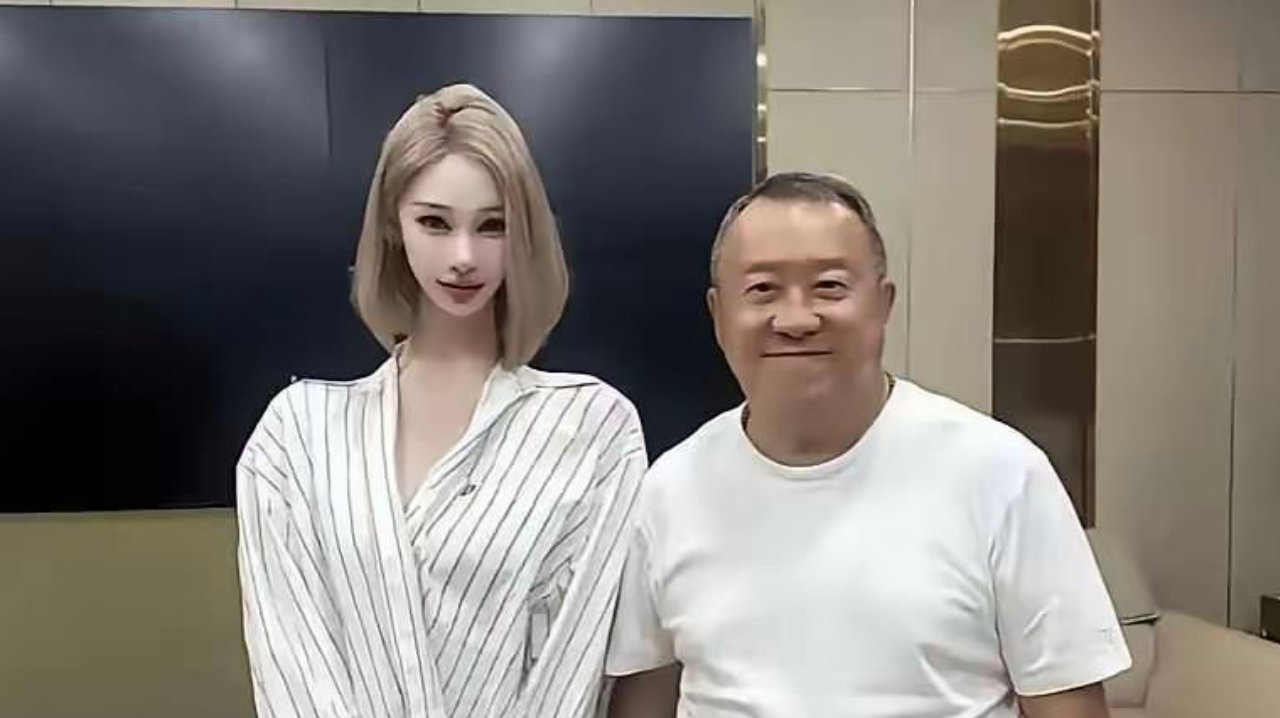不装了，从综艺里凶女友的钢铁直男，直接变成嘟嘴穿裙子的“妹妹”