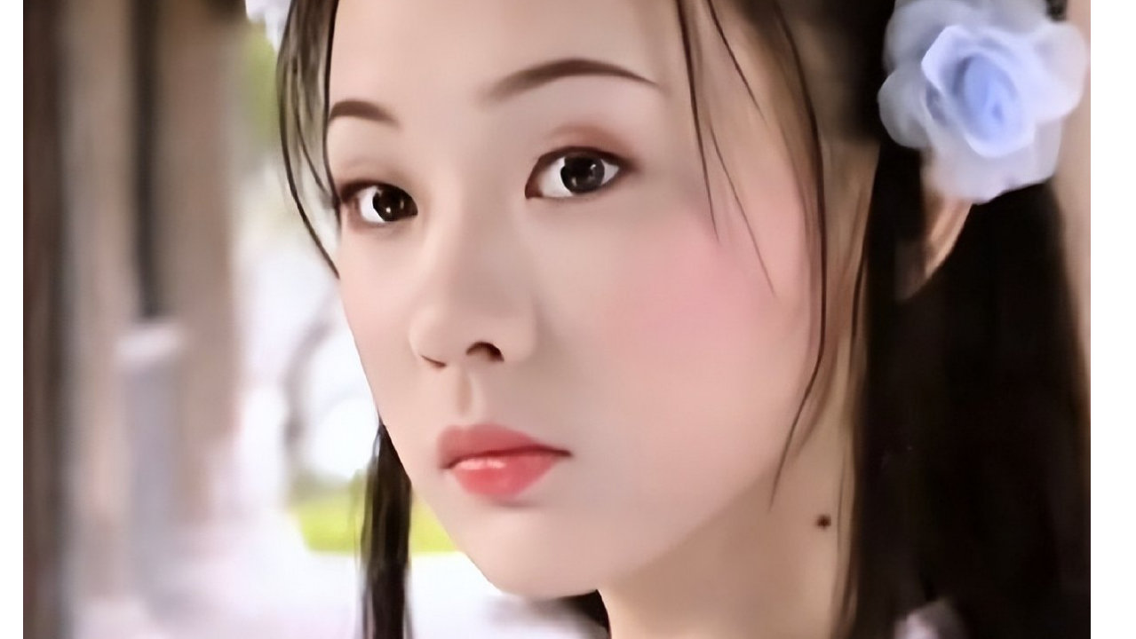 霍思燕挽杜江手臂现身机场，网友：有李湘那种贵气从容的范儿了