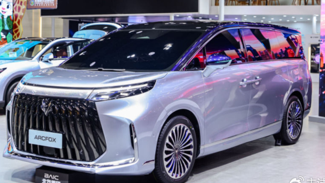 MPV别只看冰箱彩电沙发！极狐带着“百万超跑底盘”来了