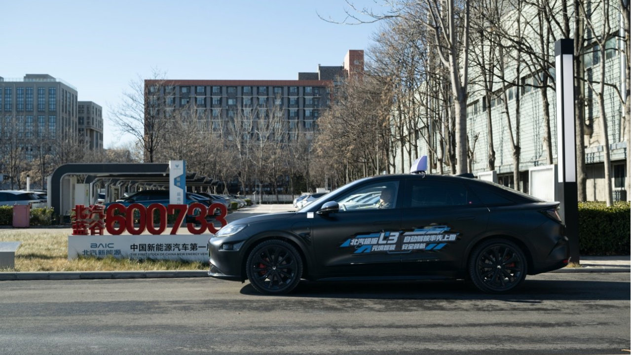 自动驾驶产业里程碑：极狐阿尔法S（L3版）自动驾驶专用正式号牌上车