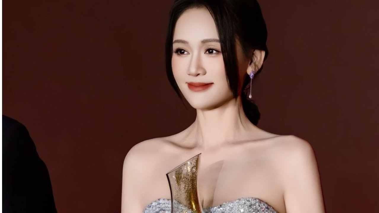 陈乔恩自曝减肥照！锁骨处放小兔兔玩偶超可爱