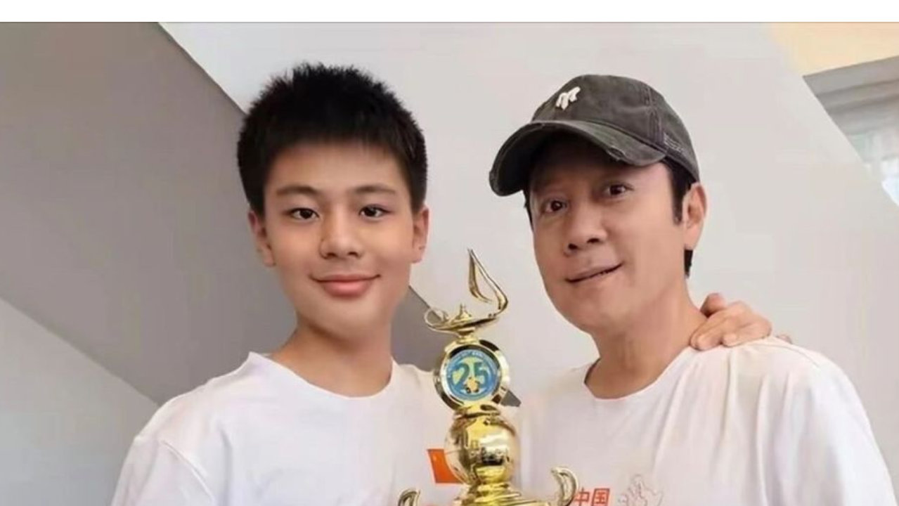 57岁蔡国庆近况曝光！22次登上春晚舞台，如今两个儿子成为他的骄傲