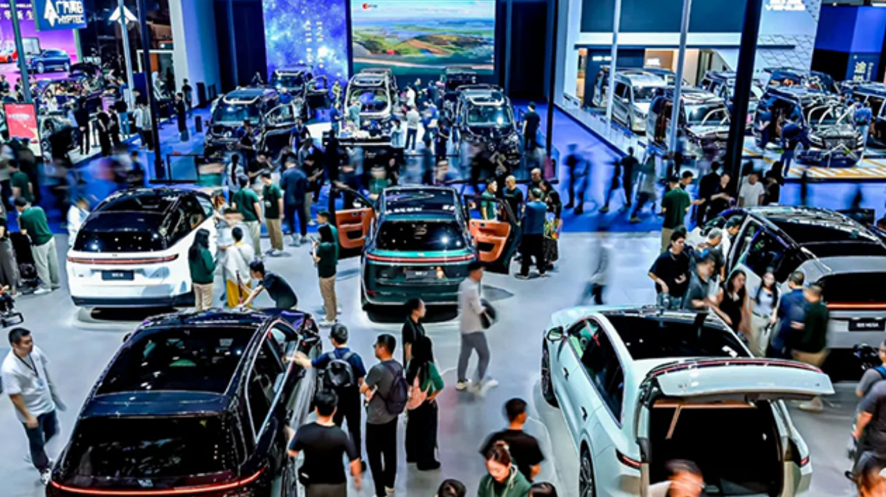 卖车从擦边到擦地，面对精明的消费者直播获客却越来越黔驴技穷