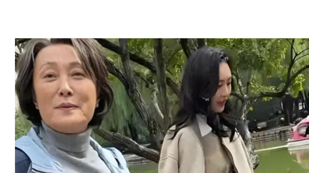 王鸥跟女儿散步，母亲一起同行，祖孙三代好温馨！