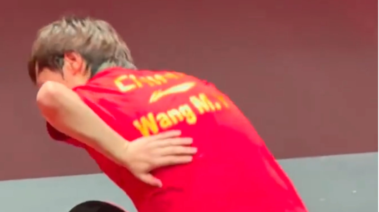 王曼昱太硬了！赛后扶腰坐下都困难 赛后绝口不提伤病任浩多次询问