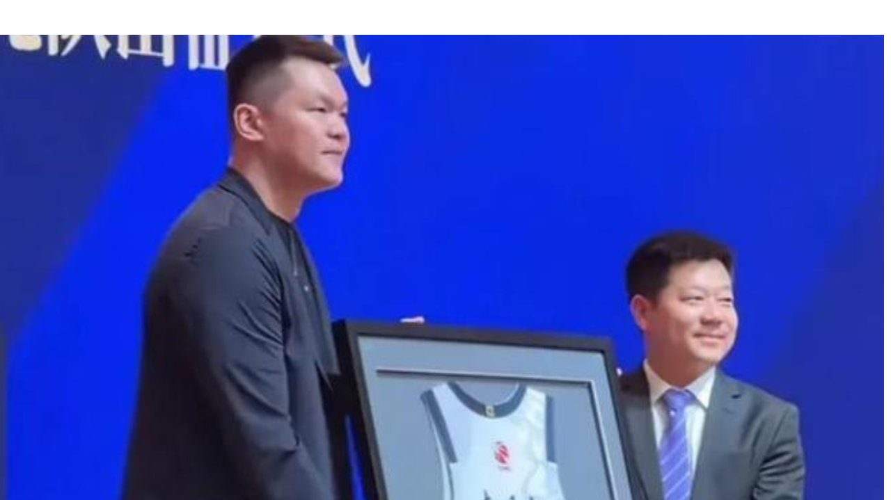 温馨一幕！广东队为已故球迷送上签名球衣，朱芳雨留言回复