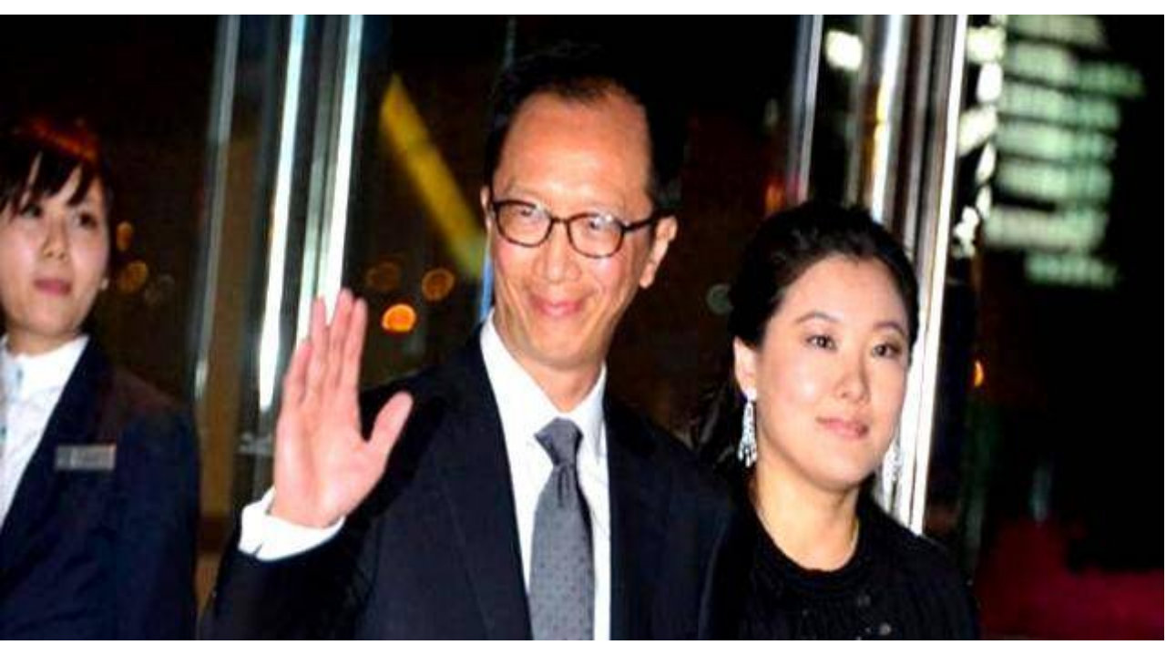 相爱23年难敌残酷现实，73岁梁锦松苍老明显，47岁伏明霞仍楚楚动人