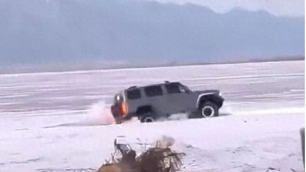 一越野车在水库冰面练漂移，冰层突然破裂，车轮落水被冻6小时