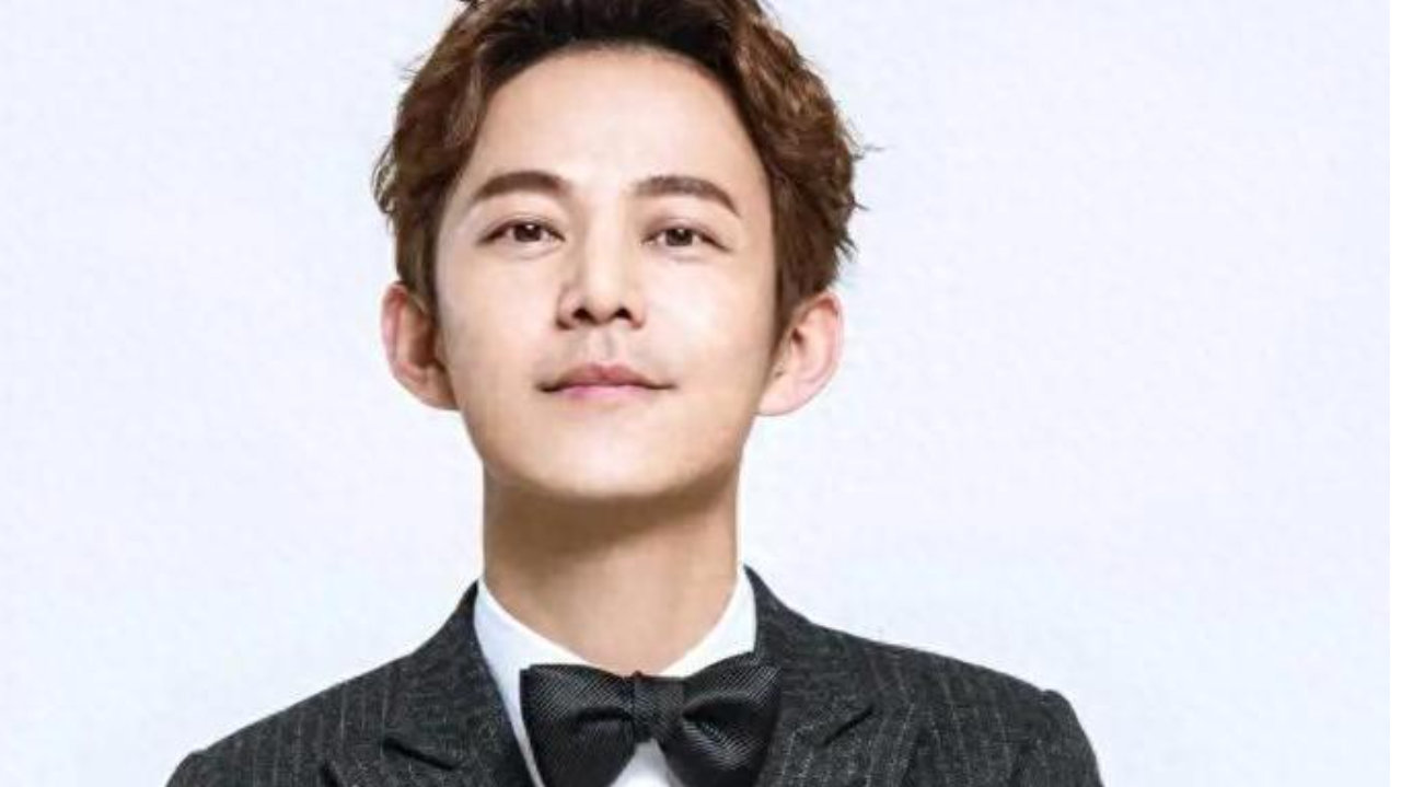 内娱救场天花板何炅：高情商化解尴尬，助人无数，51岁正视衰老