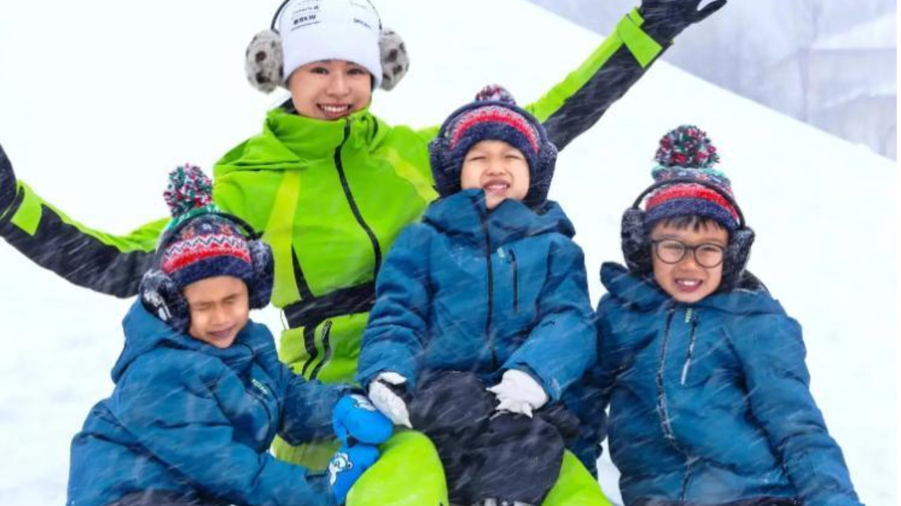 胡杏儿一家东北滑雪，三个儿子一起出镜，老公显得超年轻！