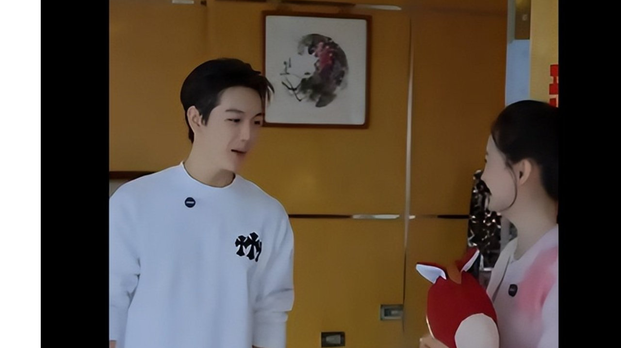 王艳与儿子合照，19岁球球长大了，男人味十足！