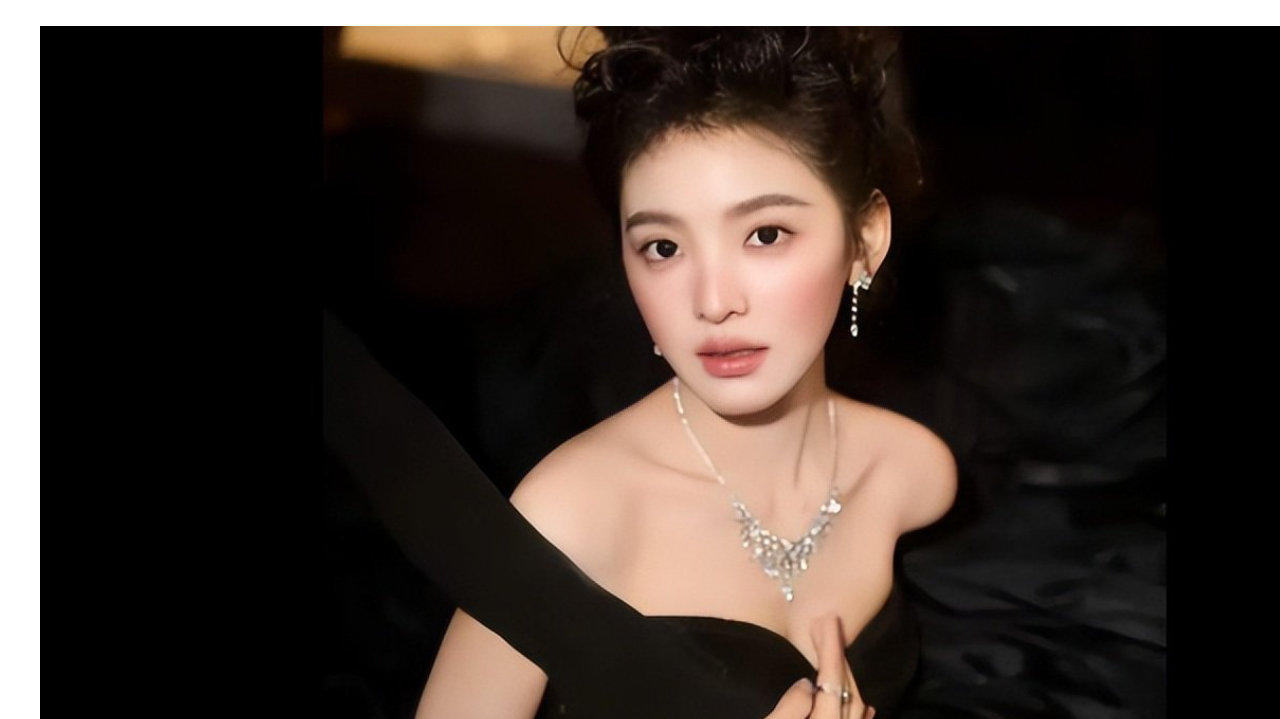 章若楠抹胸黑裙，钻饰项链复古盘发，仙气十足！