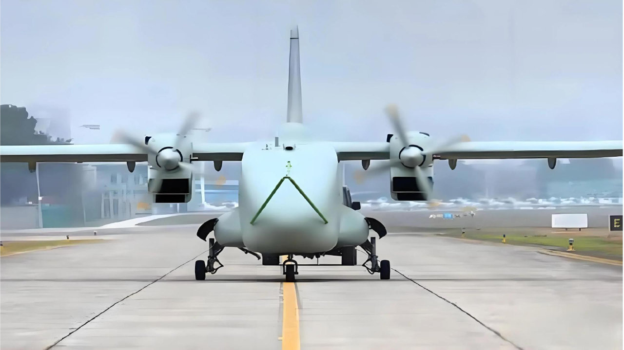 我国一款载重高航程远的无人运输机首飞，动力却是两台汽车发动机