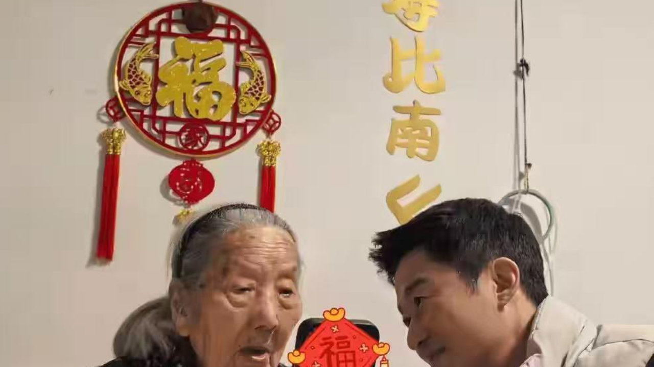 谢楠奶奶103岁生日照曝光,吴京暖心发文庆生，和谢楠齐跪地祝寿！