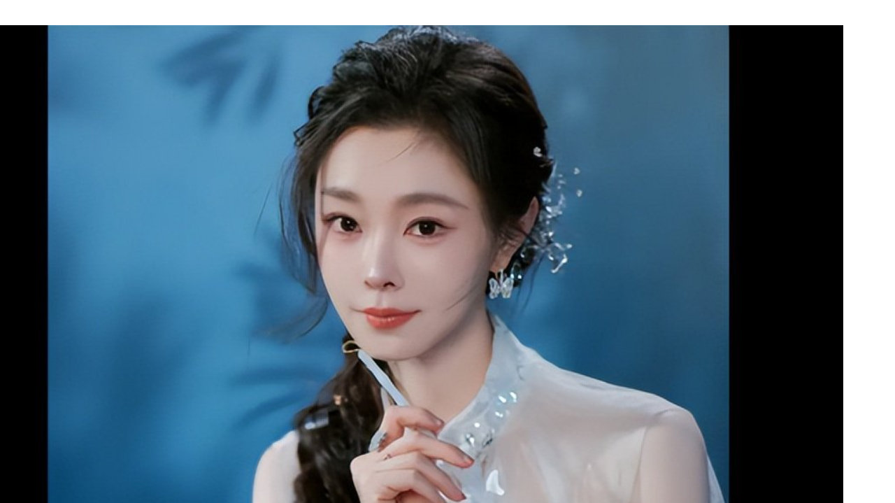 宋轶白色薄纱裙亮相，折扇毛笔，尽显淑女范！