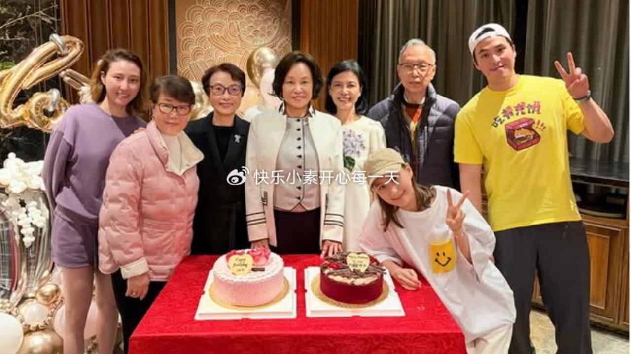 何超莲为母亲庆祝73岁生日，窦骁缺席，但娘家人来了不少
