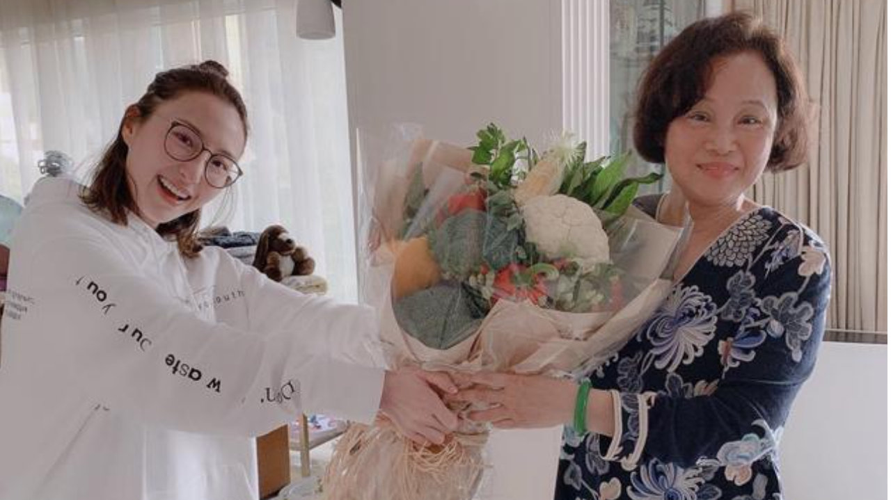 72岁赌王三太陈婉珍生日晒照,仨子女相伴庆祝，娘家亲戚也在场！