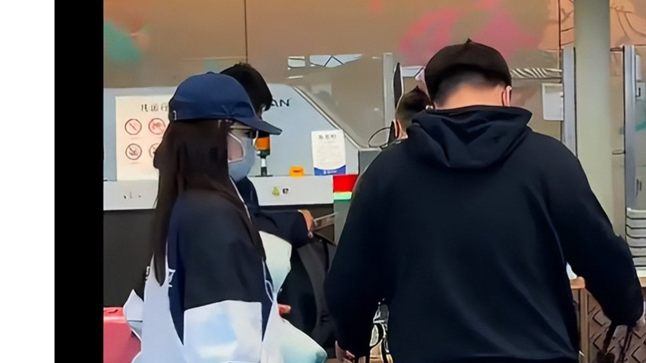 结婚以后，阚清子与老公机场同行， 夫妻感情深厚！