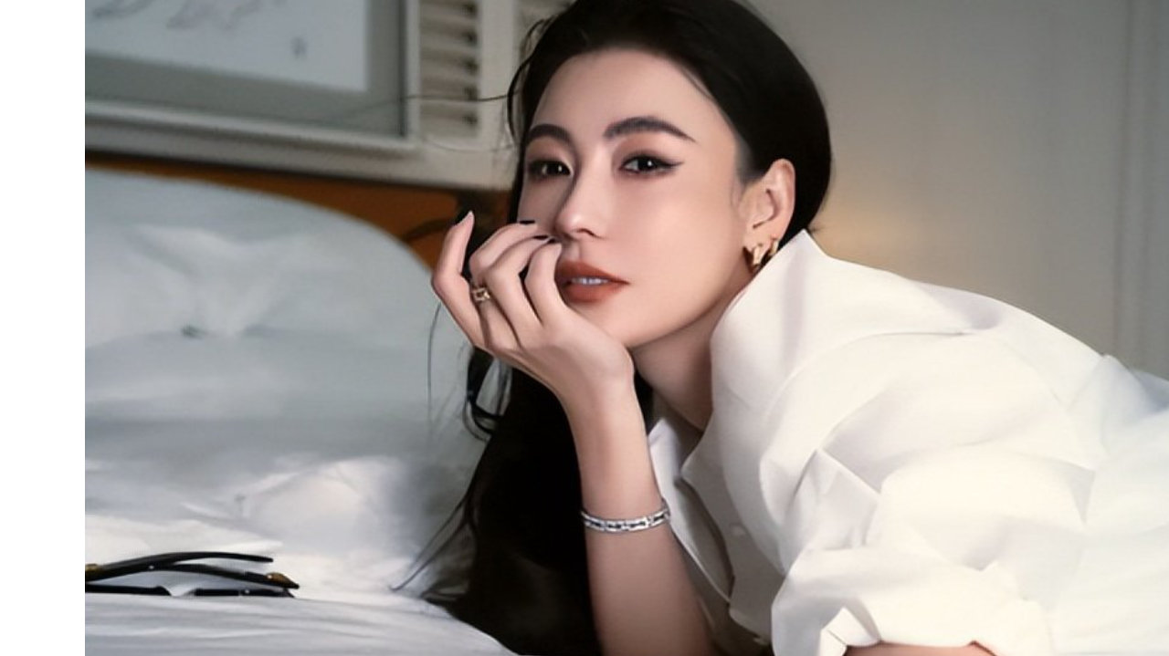 张柏芝白衬衣，黑色长裙，知性十足！