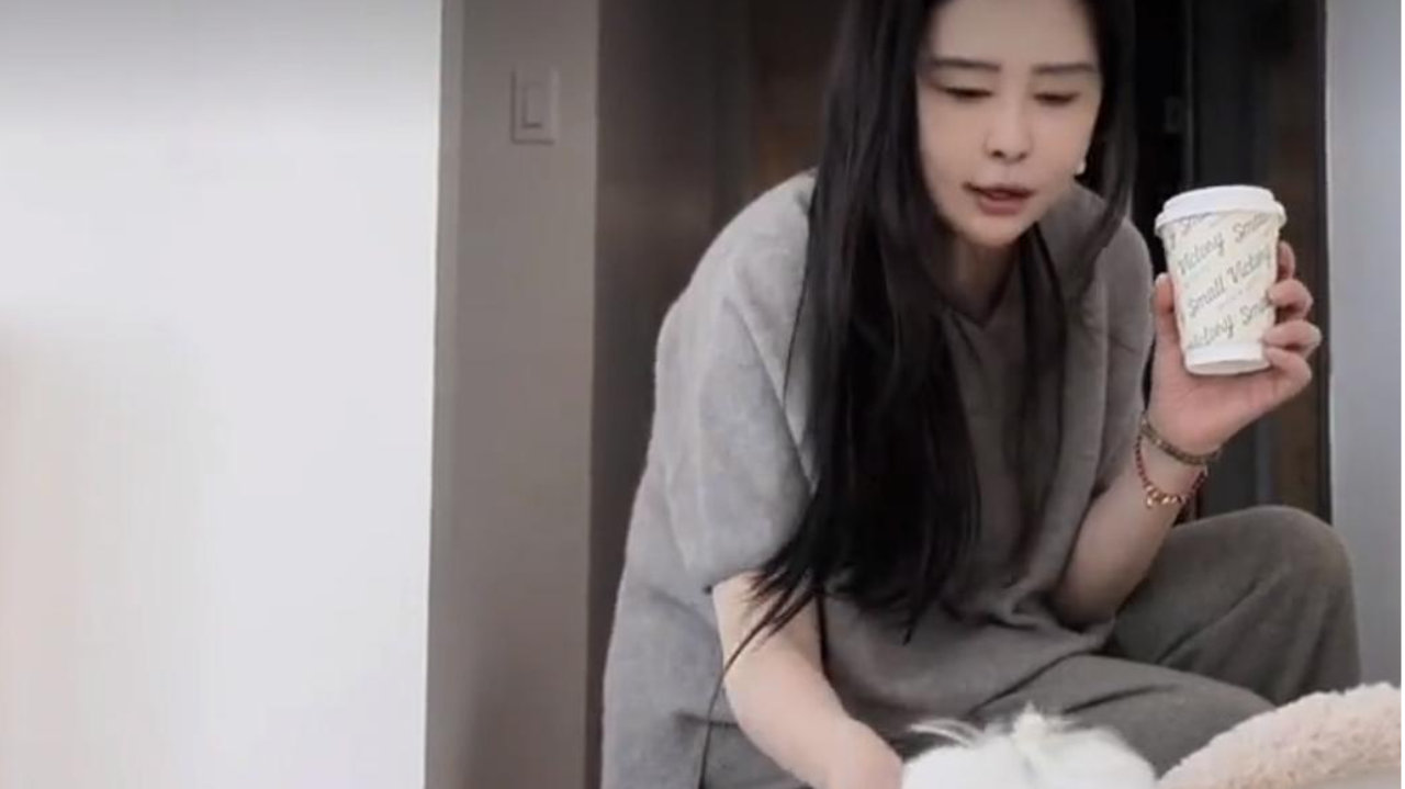 59岁王祖贤晒温哥华开店vlog：为客户理疗很熟练，长发挽起气质温柔