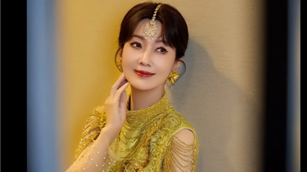 赵雅芝金色流苏裙出镜，珠光宝气，被赞不老女神！