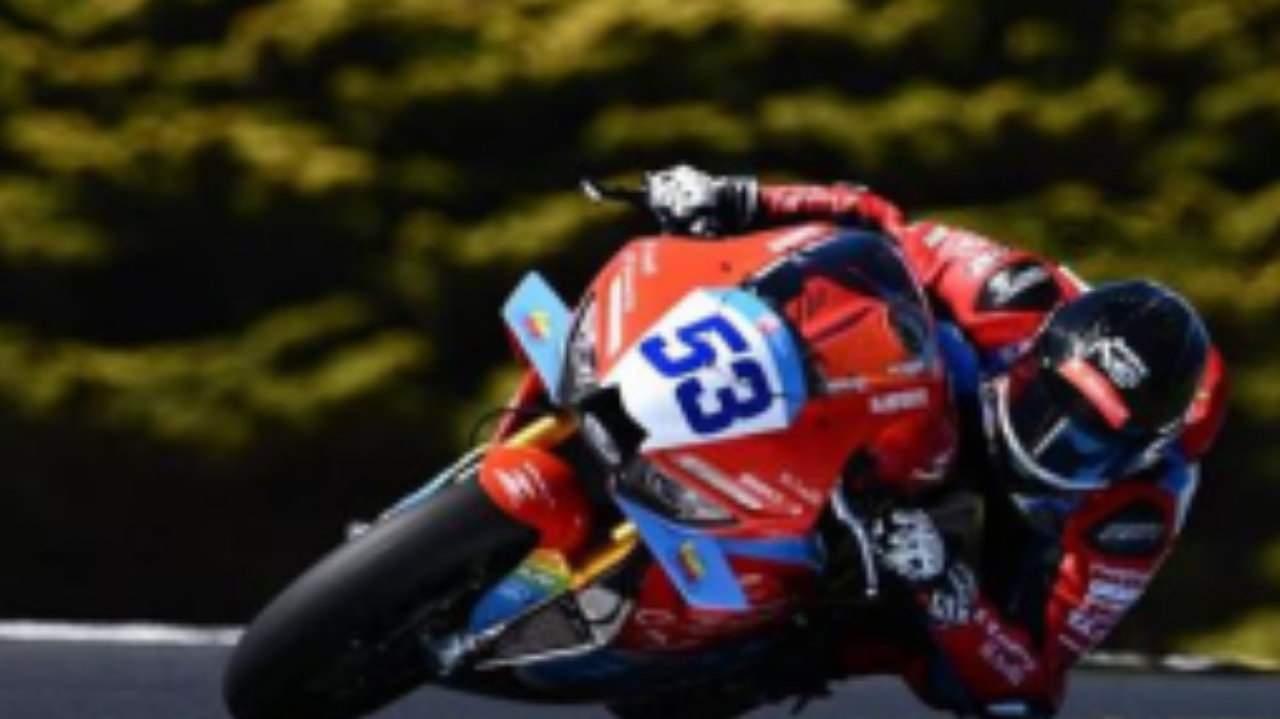 安踏合作模式进阶，签约 WSBK 车手瓦伦丁・德比斯拓宽机车竞速赛道