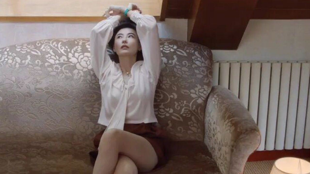 全网都在仿千禧年的妆，千禧年的本尊上封面了