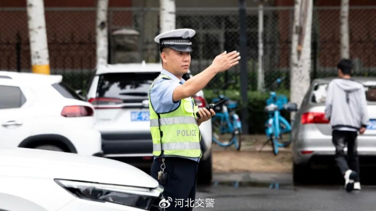 准时“上线”!保定公安交管开启“护学模式” 准时“上线”!保定公安交管开启“护学模式”
