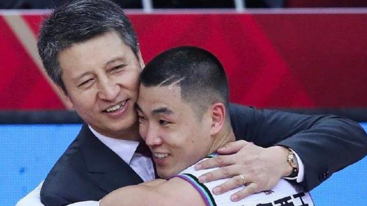NCAA主力轮换回国家队打不上球！宫鲁鸣迷信一人，犹如郭士强对高诗岩