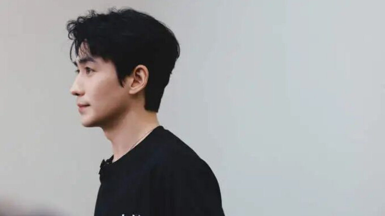 朱一龙南京路演｜一秒切换万梓强，演员最好的造型，是藏起自己