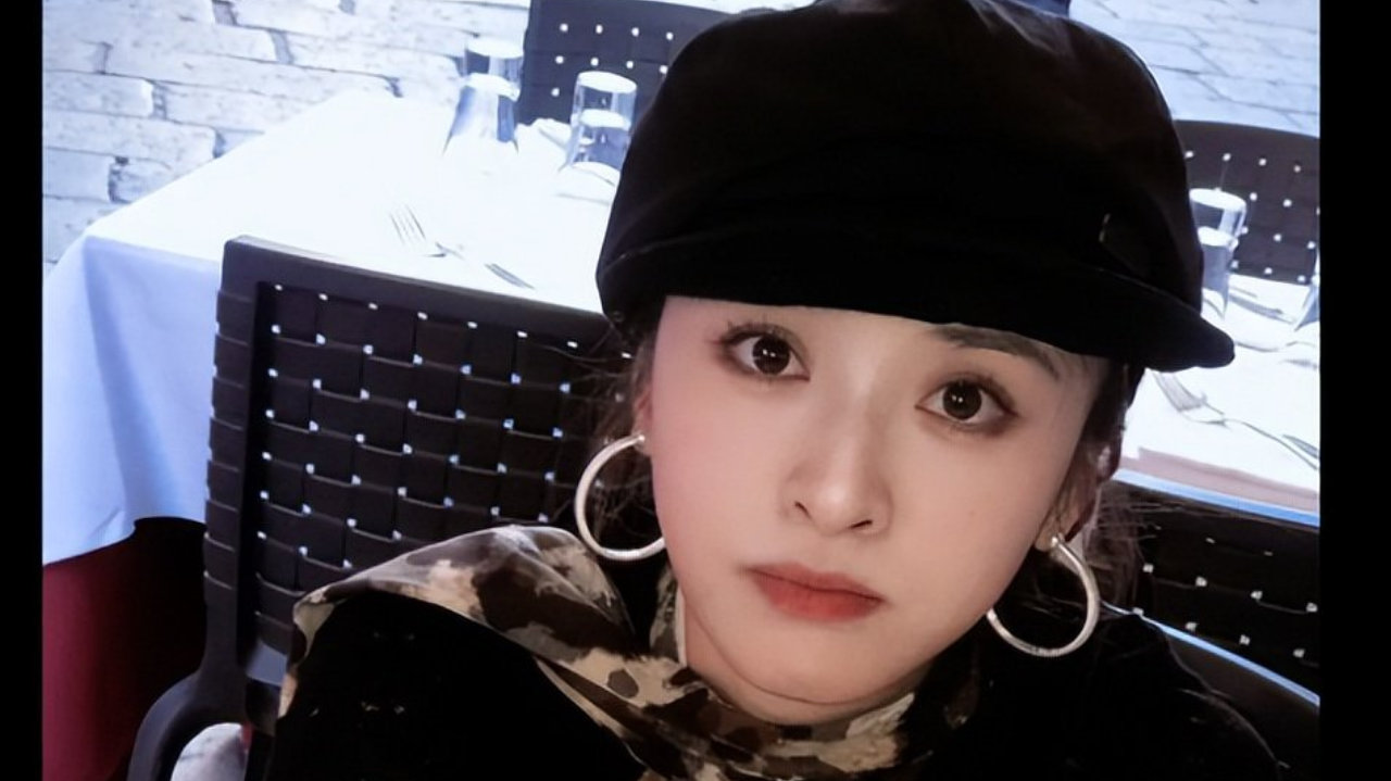 沈月挑战不同的秋日穿搭，美感十足，减龄又温柔！