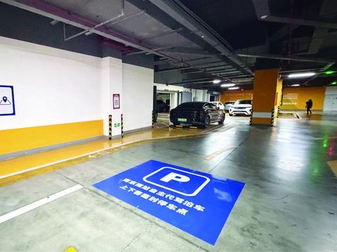 南京南站P7停车场试行自动泊车