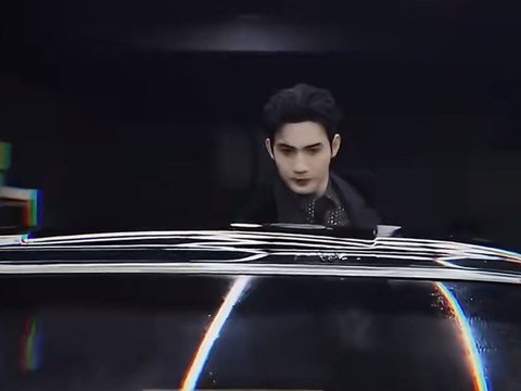 张彬彬修车照展现优雅不羁魅力