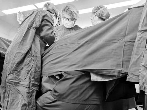 产房内突发脐带脱垂，胎心骤降